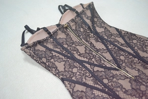 Détail de la robe en dentelle noire avec bretelles réglables et fermeture éclair dorée