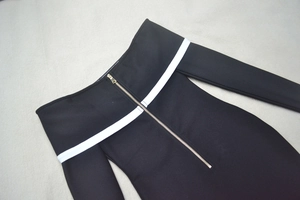Robe noire épaules dénudées avec rayures blanches et détail de fermeture éclair dorée
