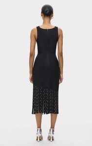 Vue détaillée de la robe bandage noire avec des franges ornées de clous argentés