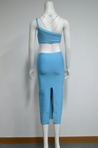Vue arrière du haut bandage bleu clair à une épaule et jupe midi assortie avec fente