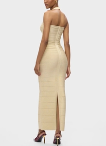Détail du dos de la robe licou dorée avec fermeture éclair invisible et fente chic