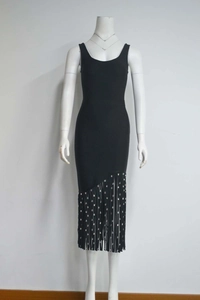 Détail de la robe bandage noire sans manches avec franges pailletées sur l'ourlet