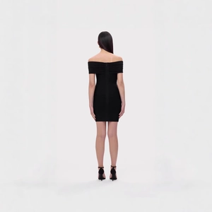 Détail de la fermeture éclair invisible au dos et des fronces sur la mini robe bandage noire