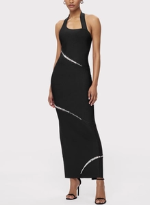 Détail d'une robe noire dos nu avec des accents de strass argentés en diagonale