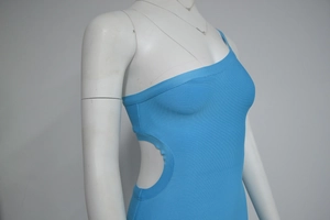 Détail d'une robe bandage bleue asymétrique avec découpe latérale et maille côtelée