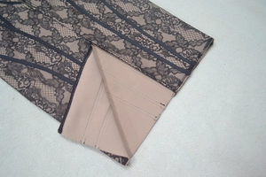 Détail de la dentelle florale noire avec doublure chair et bandes de maintien verticales