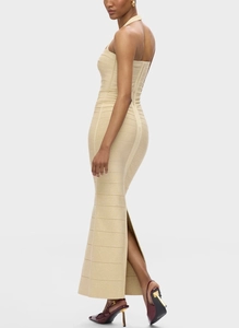 Détail d'une robe bandage dorée champagne avec fente latérale élégante et vue de profil