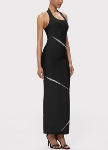 Détail d'une robe licou noire élégante avec des accents de strass brillants en diagonale