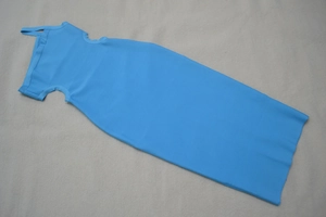 Vue détaillée du tissu bleu ciel d'une robe bandage en maille épaisse élastique