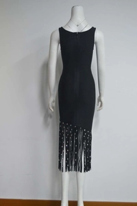 Détail de la robe bandage noire avec franges à paillettes argentées et fermeture éclair