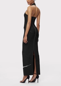 Détail de la robe licou noire élégante avec fente haute et bordure en strass brillant