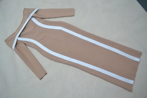 Détail d'une robe kaki à épaules dénudées avec liseré blanc et manches longues