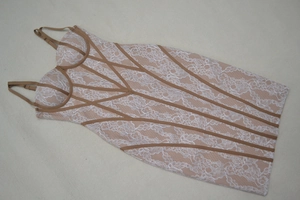 Détails d'une robe bandage en dentelle avec motifs floraux et armatures de soutien intégrées