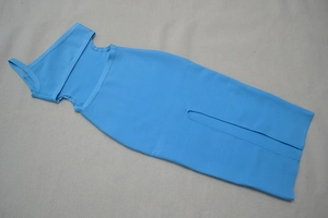 Robe bandage bleu ciel à une épaule avec découpe au dos et fente à l'ourlet à plat