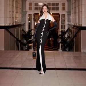 Détail d'une élégante robe sans manches noir et blanc avec grand revers et patte de boutonnage
