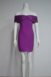 Vue détaillée d'une robe bandage violette à épaules dénudées avec buste plissé et boucle