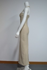 Détail de la robe de soirée bandage dorée montrant le licou et la texture amincissante