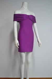 Détail d'une robe bandage violette à épaules dénudées avec nœud et anneau en métal