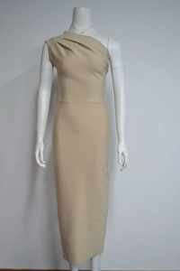 Vue détaillée de la robe bandage beige à une épaule avec des plis élégants et une coupe ajustée