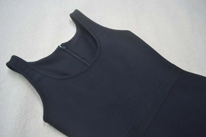 Détail d'une robe bandage noire sans manches montrant la fermeture éclair et le col rond