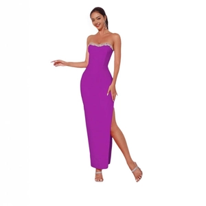 Detail eines violetten figurbetonten Partykleids mit Strass-Dekor und Beinschlitz
