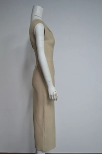 Vue latérale d'une robe bandage beige sans manches montrant la coupe moulante et midi