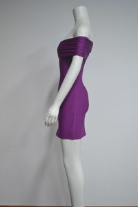 Détail de la robe bandage violette à épaules dénudées avec texture côtelée sur un mannequin