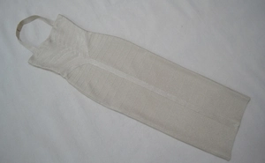 Détail à plat de la robe bandage licou champagne avec texture de tissu scintillant