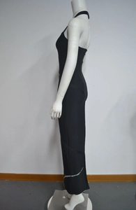 Vue latérale de la robe bandage licou noire avec bordure en strass sur l'ourlet