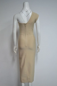 Détail de la robe bandage beige avec fermeture éclair au dos et texture galbante