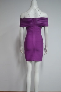 Détail de la robe bandage violette à épaules dénudées avec fermeture éclair au dos