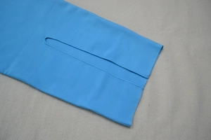 Vue détaillée de la robe bandage bleu ciel montrant les coutures et une fente latérale