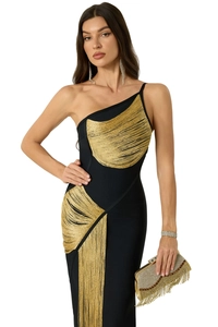 Détails de franges dorées élégantes sur une robe de soirée bandage noire asymétrique