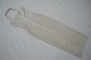 Détail à plat d'une robe bandage dos nu avec fini pailleté et fermeture éclair avant