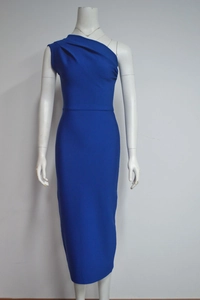 Détail macro d'une robe bandage bleu roi avec un décolleté plissé asymétrique