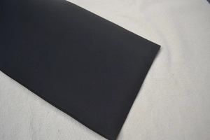 Vista dettagliata del tessuto a rete nero liscio e del materiale di qualità dell'abito