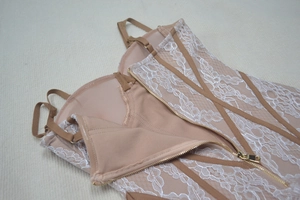 Détail de la robe en dentelle blanche avec bretelles réglables et zip doré de qualité