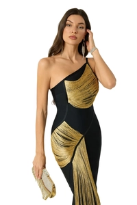 Détails de la robe bandage noire à une épaule avec franges dorées et coupe ajustée élégante