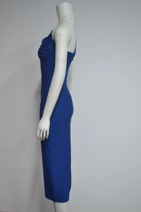 Vue latérale détaillée de la robe bandage bleue à une épaule montrant la coupe moulante