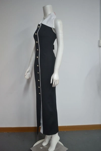 Détail de la robe sans manches ajustée avec boutons dorés et bordure de revers blanche