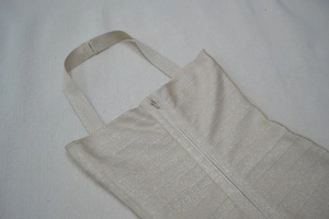 Détail de la robe licou doré champagne avec rayures bandage et fermeture éclair invisible