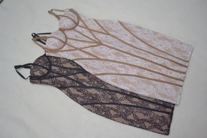 Détails à plat de robes bandage en dentelle noire et blanche avec broderie fine