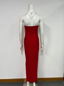 Detailansicht der Rückseite des roten Bodycon-Kleides mit Reißverschluss und Silhouette