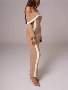 Robe longue chic en maille camel à épaules dénudées avec rayures blanches contrastées