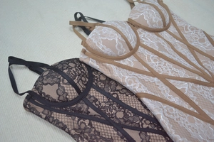 Détail de bustiers en dentelle florale avec baleines et bretelles réglables
