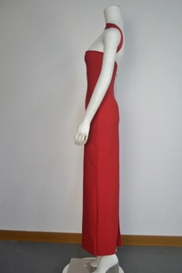 Vista laterale di un elegante vestito lungo a fascia rosso con scollo all'americana