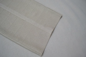 Vue macro du tissu bandage doré scintillant avec des détails de coutures horizontales