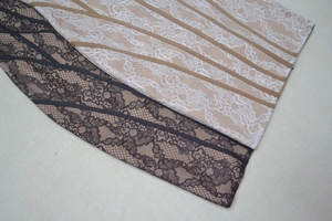 Détail de la dentelle florale avec rayures en satin en noir et beige élégant