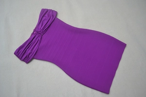 Détail de la robe bandage violette à épaules dénudées avec buste plissé et anneau