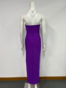 Nahaufnahme eines lila rückenfreien Bodycon-Kleides mit verstecktem Reißverschluss